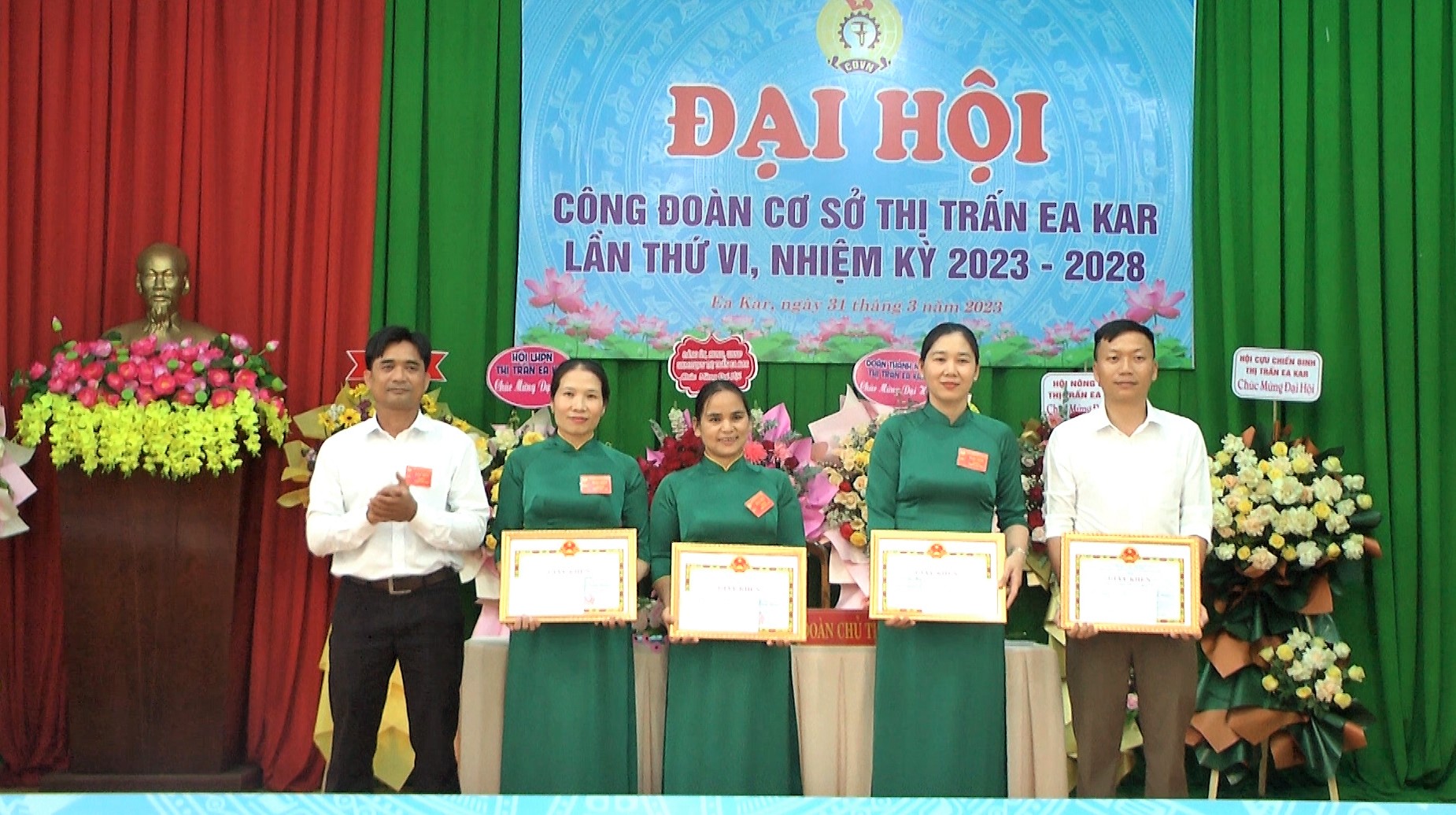 y long trao giấy khen 